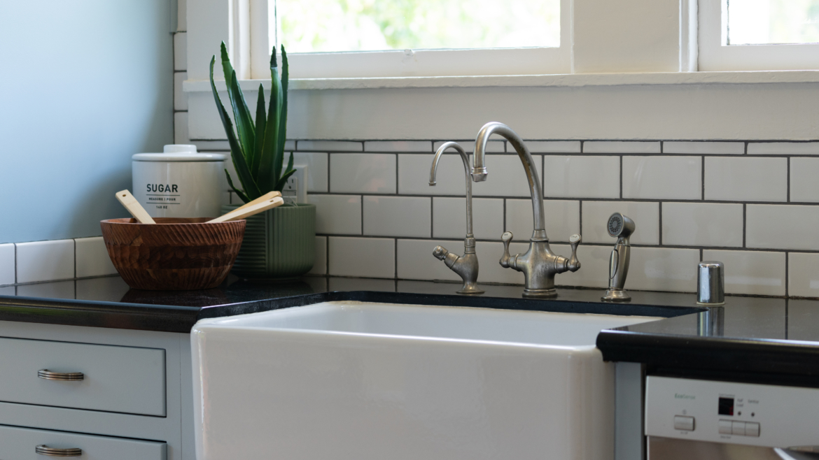 Kitchen Countertops: Pros and Cons of Farmhouse Sinks