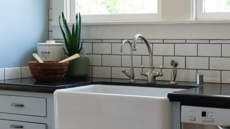 Kitchen Countertops: Pros and Cons of Farmhouse Sinks